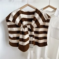 Dettaglio di scialle in maglia a righe su camicia bianca che mostra trama e allacciatura - 55*104cm / A Righe Marrone