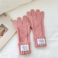 Detalle de guantes de punto rosa con diseño de trenzas y puños elásticos acanalados - Rosa