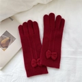 Détail de gants en tricot bordeaux avec nœud papillon et poignets à bords-côtes - Taille unique / Rouge