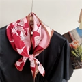 Sciarpa di seta a fiori rossi e rosa annodata su una camicetta di raso nero - 1 Strato Singolo Fronte-Retro - Rosso Magnolia / 15*143cm