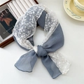 Französischer Schal aus nebelblauem Chiffon mit feiner weißer Spitzenblumenstickerei - 25*98cm / Denim-Blau