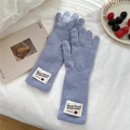 Primer plano de guantes de punto morado claro con puños acanalados y parche de osito - Talla única / Azul