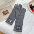 Detalle de guantes de punto grises con textura vertical y parche Hand Work Winterwear - Talla única / Gris