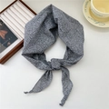 Dunkelgraues Baumwoll-Halstuch mit Blumenmuster als stilvolles Stirnband oder Haarschmuck - Waldrebe Grau