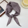 Braunes Baumwoll-Leinen-Halstuch mit Blumenmuster, stilvoll verknotet in Deko-Ambiente - Waldrebe Dunkler Kaffee