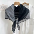 Sciarpa bicolore in cotone e lino grigio con bordo in pizzo nero ed elegante nodo - Patchwork Nero e Grigio