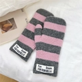 Détail de moufles en tricot rayé gris et rose avec une étiquette en tissu lettrée - Rayé Rose Gris