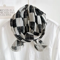 Sciarpa classica in cotone e lino a quadri neri e bianchi su una camicia bianca - 43*150cm / Quadri Neri Con Bordo
