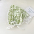 Vue détaillée du bandana à carreaux verts avec dentelle florale et bordure pompon - Taille Standard / Bandana à carreaux verts plissés avec dentelle