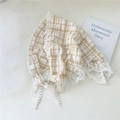 Détail d'un bandeau à carreaux kaki avec bordure en dentelle blanche et petits pompons - Taille Standard / Bandana à carreaux kaki plissés avec dentelle