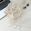 Détail d'un foulard triangle en dentelle blanc cassé avec motifs floraux crochetés - Style 1 Grande Dentelle à Fleurs