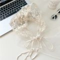 Détail d'un bandana en dentelle blanc cassé avec broderie florale et bords festonnés - Style 2 Bord de Feuille de Petite Fleur