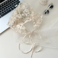 Détail d'un foulard triangle en dentelle beige avec broderie florale et bordure à pompons - Style 3 Bord à Points d'Étamines de Fleurs