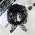 Détail du foulard triangle en dentelle noire avec motifs cœurs et broderie sur table - 55*55*90cm / Noir