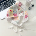 Dettaglio di un foulard vintage francese in pizzo con motivo patchwork di fragole - Piccolo Quadrilatero Torta alle Fragole (SJJ0082-3)