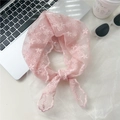 Dettaglio della fascia in pizzo rosa con ricami floreali e bordi smerlati - Pizzo Rosa Floreale / Rosa