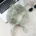 Dettaglio del foulard in pizzo verde chiaro con ricamo margherita e bordi ondulati - Pizzo Verde Floreale / Verde