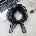 Dettaglio di un foulard a triangolo in pizzo nero con ricami floreali delicati - Ginkgo in Pizzo Nero