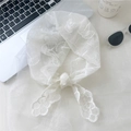 Dettaglio foulard a triangolo in pizzo bianco con foglie di ginkgo e bordi a smerlo - Ginkgo in Pizzo Bianco