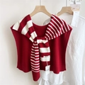 Dettaglio dello scialle in maglia a righe rosse e bianche annodato su un gilet rosso - 53*106cm / Righe Rosso Vino
