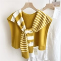 Dettaglio dello scialle in maglia a righe gialle e bianche sopra una camicia bianca a maniche lunghe - 53*106cm / Quadri Giallo