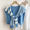 Dettaglio della mantella in maglia a righe blu e bianche con etichetta di design FILLDI - 53*106cm / Righe Blu