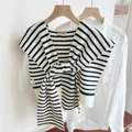Dettaglio dello scialle in maglia a righe con scollo annodato su una gruccia in legno - Beige-Nero