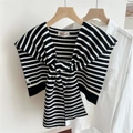 Dettaglio dello scialle in maglia a righe bianche e nere con etichetta Doria Dore - Nero & Bianco