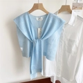 Dettaglio dello scialle in maglia azzurra con motivo a libellula e lacci frontali - 44*100cm / Blu con trama a fiocco