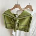 Détail du châle en tricot à rayures vertes avec nœud papillon sur chemise - Rayé Gris Vert