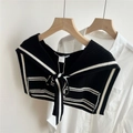 Détail d'un châle à col marin rayé en maille avec texture douce et nœud frontal - Rayures Blanches et Noires