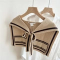 Détail d'un châle tricoté à rayures avec nœud sur une chemise et un cintre en bois - Rayé Marron et Café