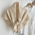 Détail d'un châle en tricot avec découpes en cœur et bords festonnés sur chemise - Blanc Riz Motif Cœur Bordure Ondulée