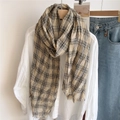 Detail eines beigen karierten Baumwoll-Leinen-Schals mit Crinkle-Struktur und Fransen - Beige Kariert