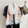 Écharpe légère en mousseline à fleurs orange et bleu sur une robe noire chic - Fruits Abondants / 67*175cm