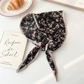Dettaglio di un foulard triangolare a fiori rosa su fondo nero con bordo beige - Nero Floreale