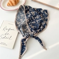 Dettaglio di foulard blu navy con fiori crema e bordi rifiniti con cura estrema - Floreale Blu