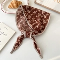Dettaglio ravvicinato di una sciarpa floreale vintage con eleganti bordi grigi - Floreale Arancione