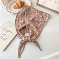 Dettaglio di sciarpa in seta con motivo retrò francese e orlo delicato su base bianca - Beige Floreale