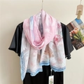 Écharpe légère en mousseline avec fleurs de cerisier roses et bordures bleu clair - Faon Cerise Rose / 67*175cm