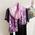 Longue écharpe en soie dégradé violet avec fleurs de prunier et nuages sur robe noire - Petite Fleur de Montagne Rouge / 67*175cm
