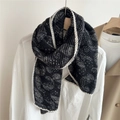Détail d'une écharpe plissée en coton et lin noir et blanc avec motif Paisley classique - 38*157cm / Paisley Noir