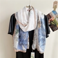 Écharpe longue légère à fleurs pour femmes, tons bleu, blanc et bordure kaki - Charme de Pivoine Beige / 67*175cm