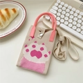 Details der gestrickten Handytasche mit rosa Katzenpfoten-Muster und Metall-Druckknopf - Katzenpfote Beige