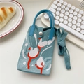 Detail der blauen gestrickten Handytasche mit Tulpenmuster, Metalldruckknopf und Gurt - Blumenschwan