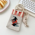 Nahaufnahme der gestrickten Handytasche mit Vogelmuster und Silberknopf auf dem Tisch - Zwei Schwalben