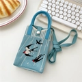 Details der gestrickten Handytasche mit Schwalbenmuster, blauem Griff und Schultergurt - Mauersegler
