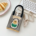 Detail der gestreiften Strick-Handytasche mit gelber Blume und Druckknopfverschluss - Gestreifte Blume Schwarz