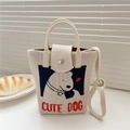 Detail der süßen Stricktasche in Creme mit Marine-Hundemuster und rotem Herzakzent - Mittel / Cremeweißer Welpe (CUTE DOG)