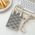Makroaufnahme einer gestrickten Handytasche mit Schneeflockenmuster und Druckknopfverschluss - Schneeflocke Diamant Beige